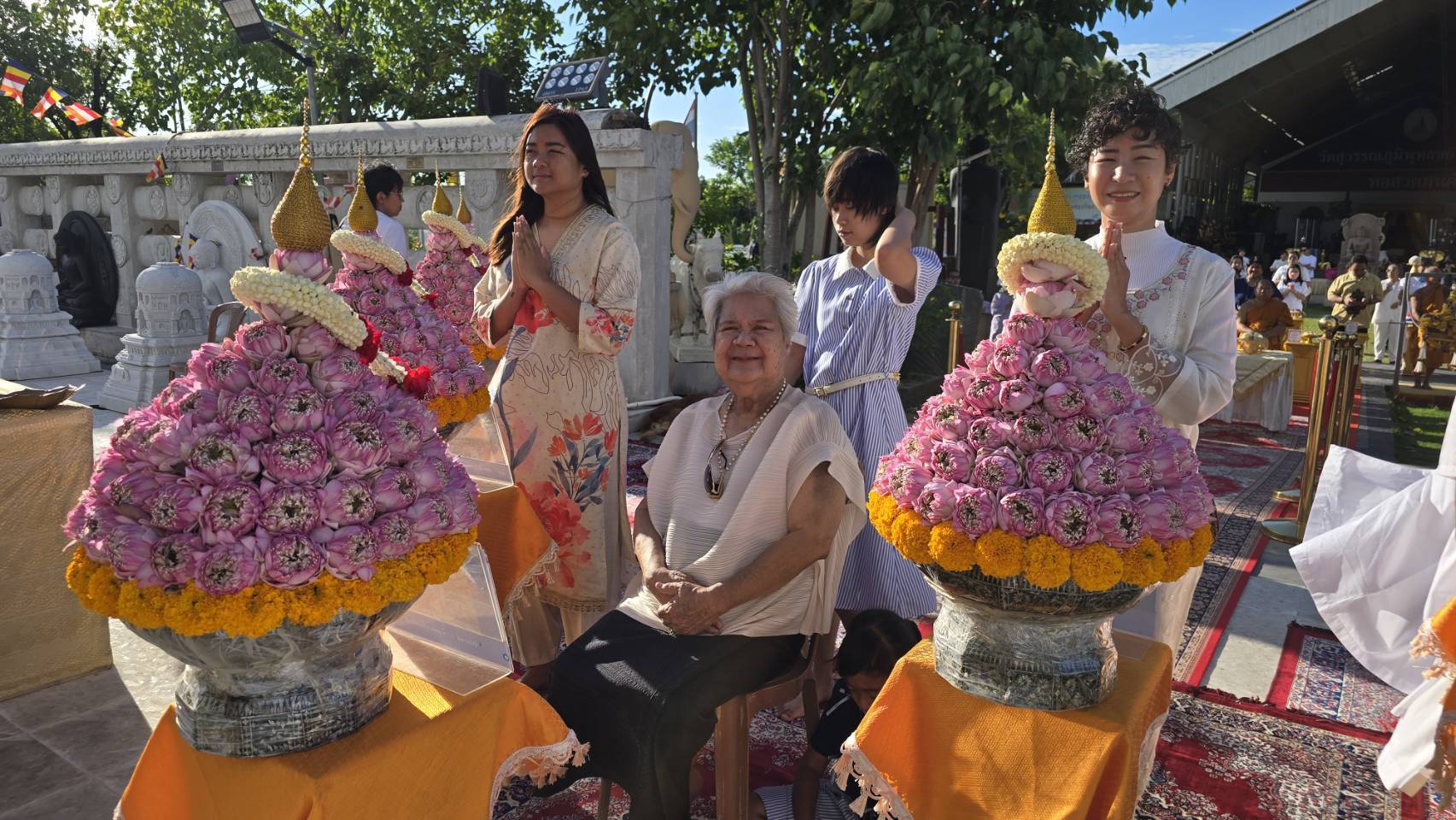 ทำบุญบูชาดอกบัวประจำทุกวันพระ รูปที่ 2