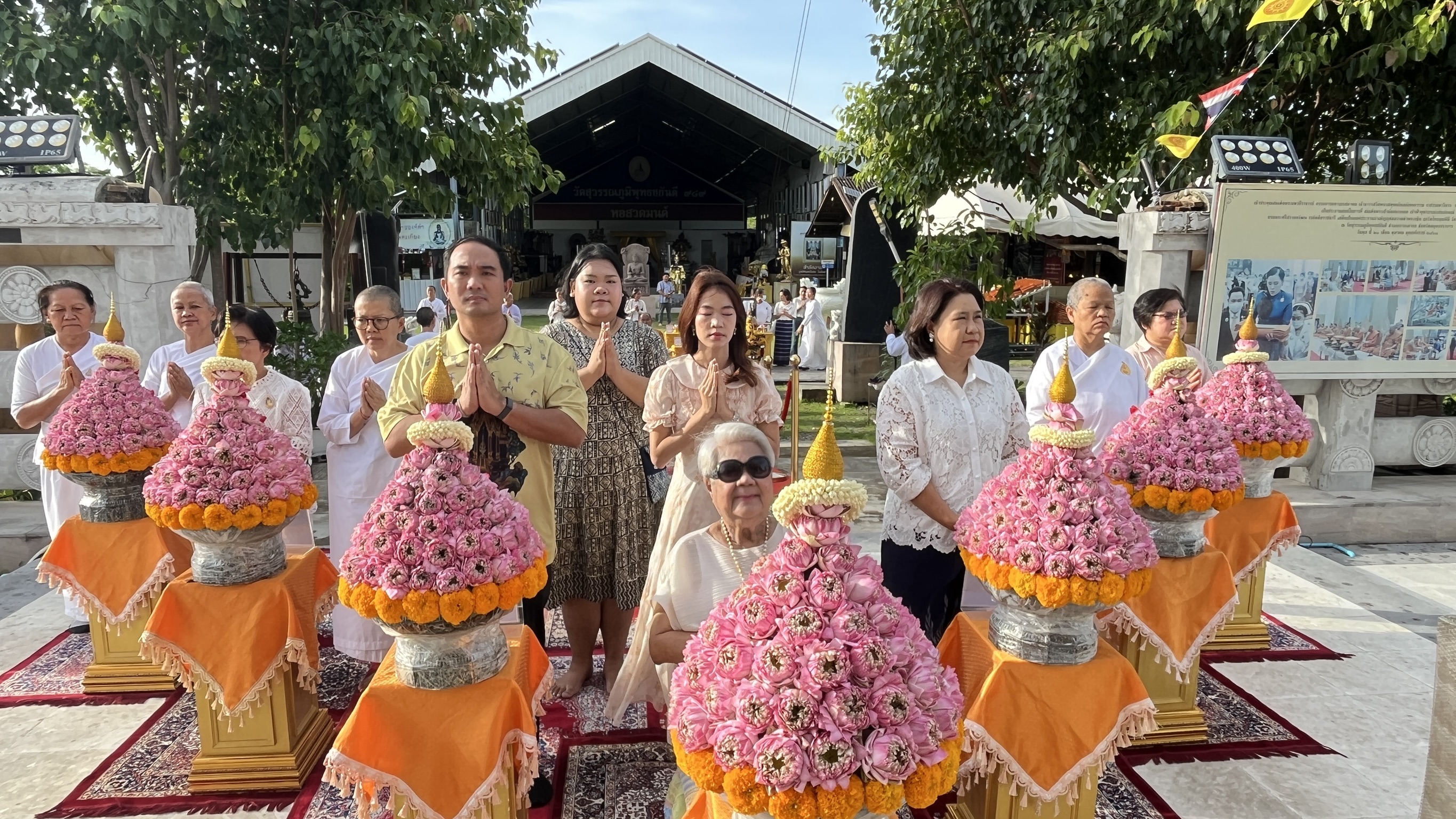 ทำบุญบูชาดอกบัวประจำทุกวันพระ